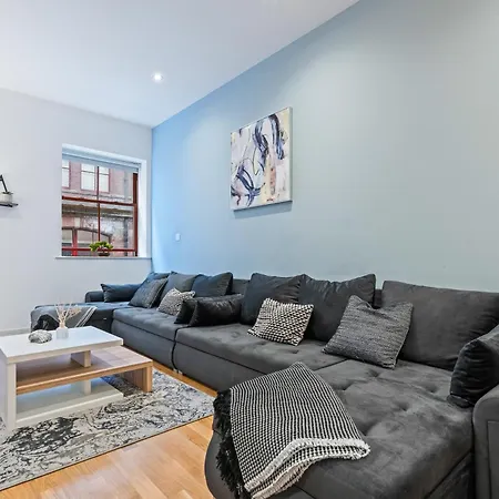 Centre Spacious 2 Bedroom *