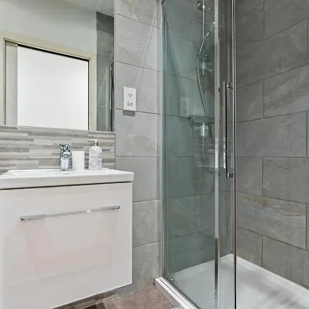 Apartment Centre Spacious 2 Bedroom *