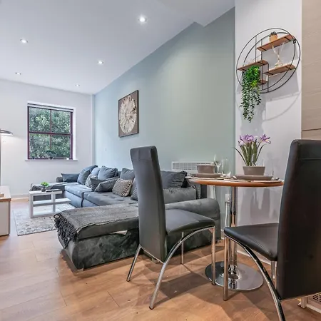 Centre Spacious 2 Bedroom *