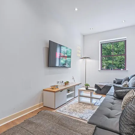 Centre Spacious 2 Bedroom *