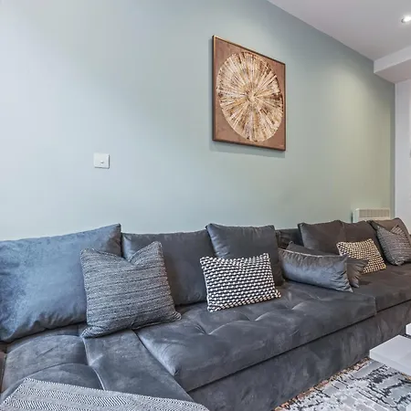 Centre Spacious 2 Bedroom Apartment *