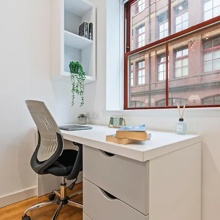 Centre Spacious 2 Bedroom *