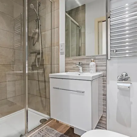 Centre Spacious 2 Bedroom