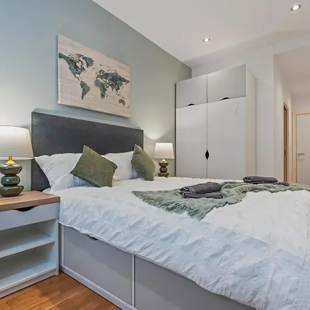 Centre Spacious 2 Bedroom Apartment *