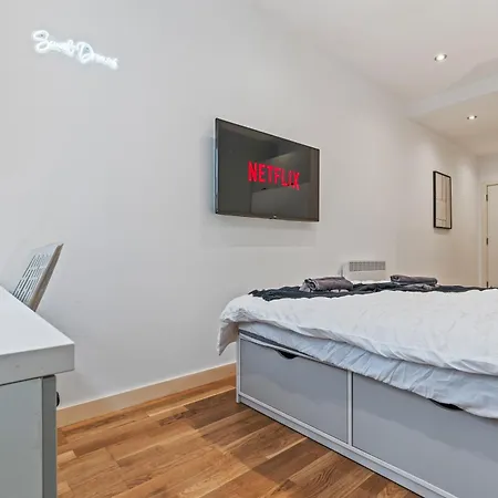 Centre Spacious 2 Bedroom Apartment