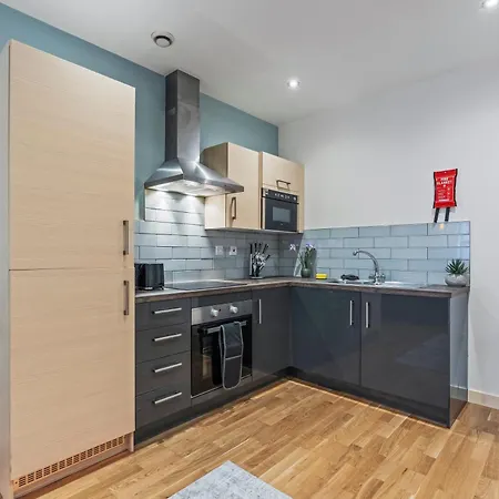 Centre Spacious 2 Bedroom *