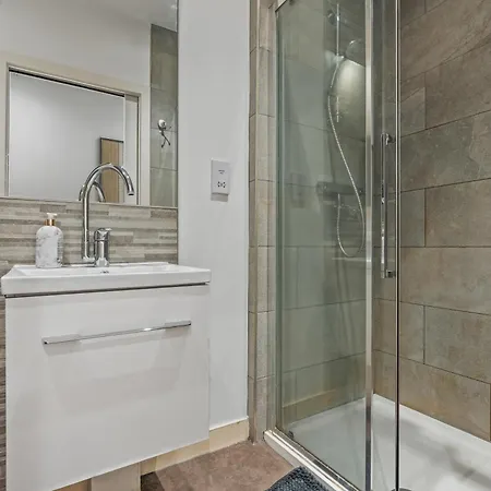 Centre Spacious 2 Bedroom Apartment