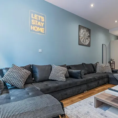 Centre Spacious 2 Bedroom Apartment