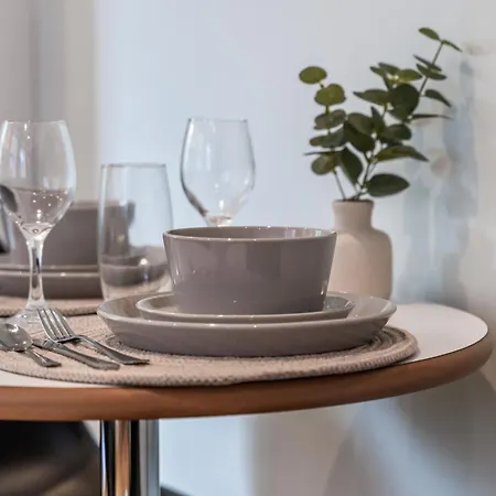 Centre Spacious 2 Bedroom Apartment *